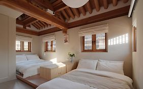 The Korean Traditional Hanok In Downtown Seoul For Convenient Public Transportation - Seoul Ari