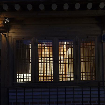 The Korean Traditional Hanok In Downtown Seoul For Convenient Public Transportation - Seoul Ari 외부 사진